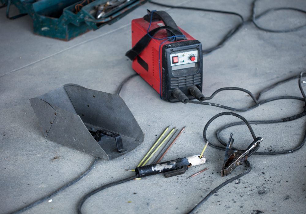 A set of an inverter welding machine with the corresponding accessories